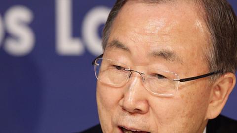 Ban Ki Moon spricht in ein Mikrofon