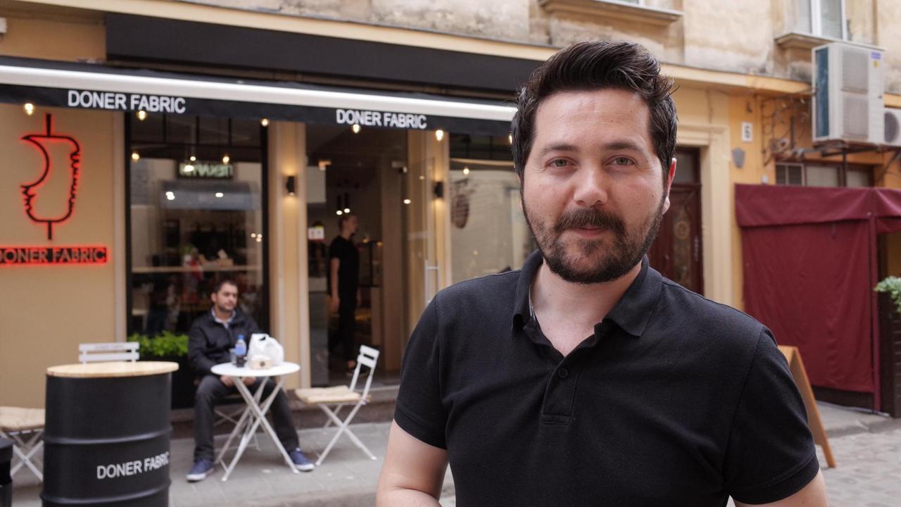 Chaliz Ozdemir, ein Zypriot mit griechischen und türkischen Wurzeln, der im Stadtzentrum von Lemberg ein Dönerrestaurant betreibt. 