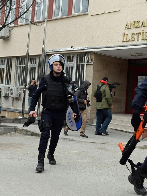 Sicherheitskräfte der Polizei gehen am 10.2.2017 vor der Universität in der türkischen Hauptstadt Ankara bei einem Einsatz gegen Demonstranten vor, die gegen die Entlassung von 330 Akademikern protestieren.