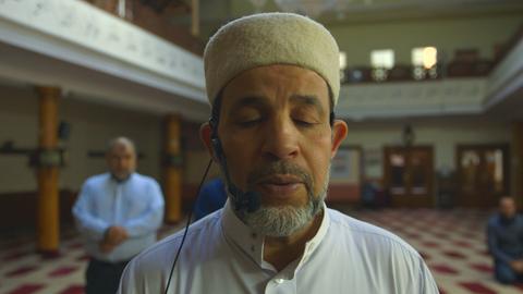 Imam Mohamed Taha Sabri leitet eine Moschee in Berlin-Neukölln - Filmstill aus "Inschallah".