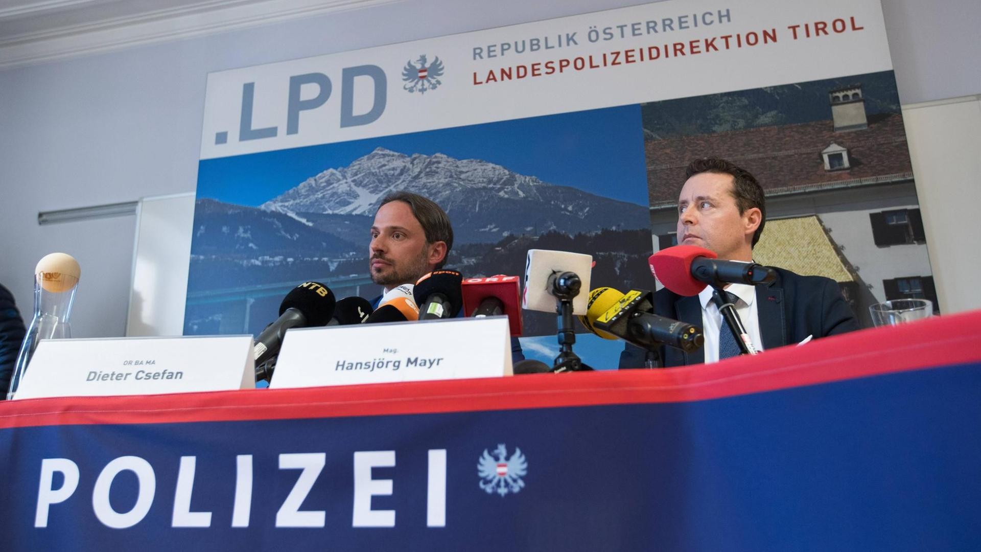 Die Polizei in Seefeld (Österreich) gibt nach der Doping-Razzia bei der Nordischen Ski-WM eine Pressekonferenz.