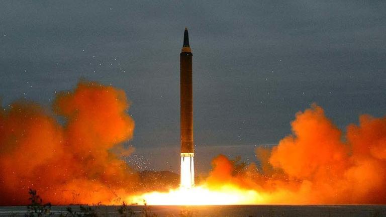 Die Regierung von dem Land Nord-Korea hat dieses Bild verbreitet. Es zeigt den Start einer Rakete. Sie hat den Namen"Hwasong-12".