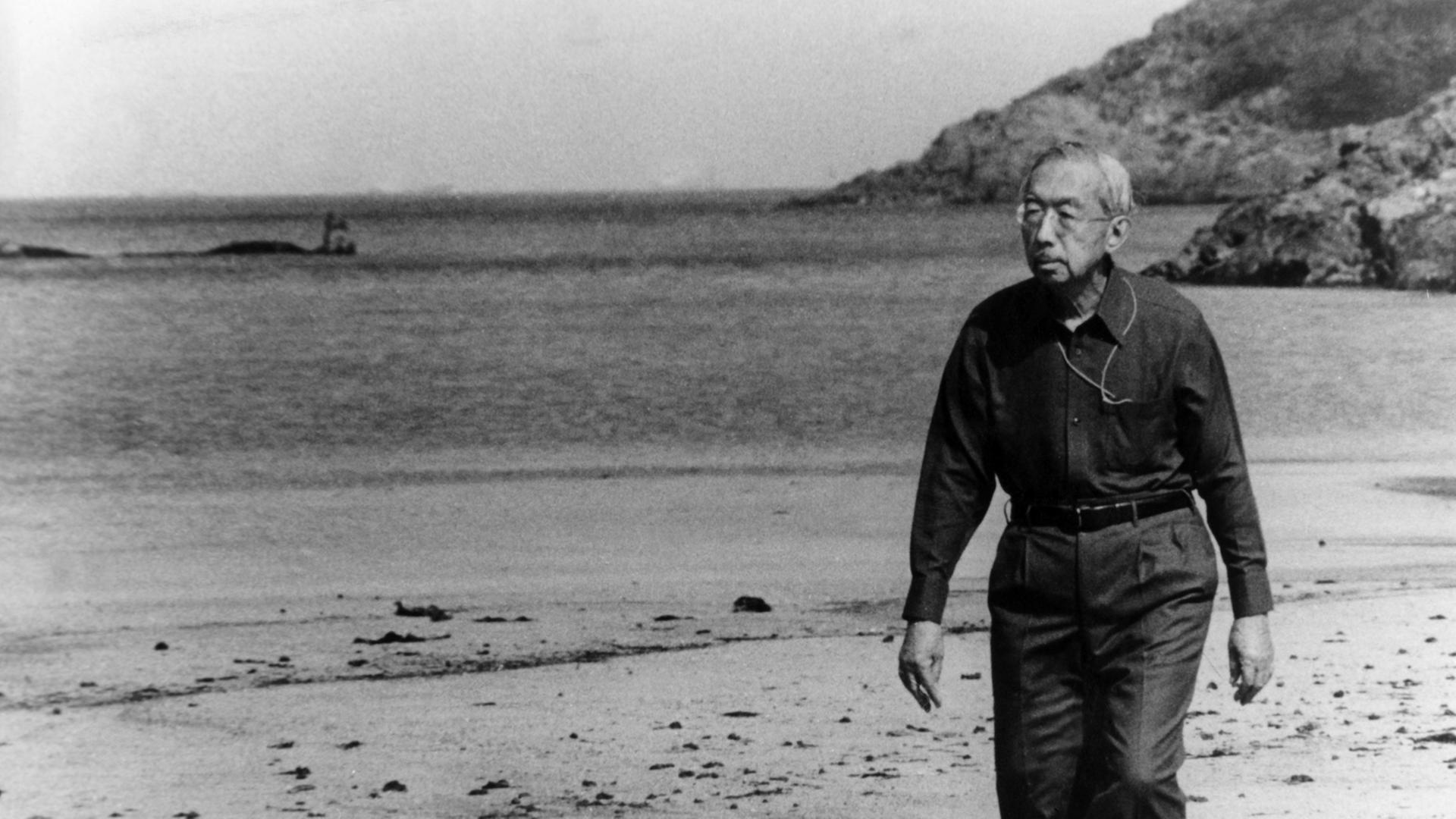 Der japanische Kaiser Hirohito im Januar 1981 am Strand Nahe der kaiserlichen Villa Suzaki in Shimoda in der Präfektur Shizuoka.