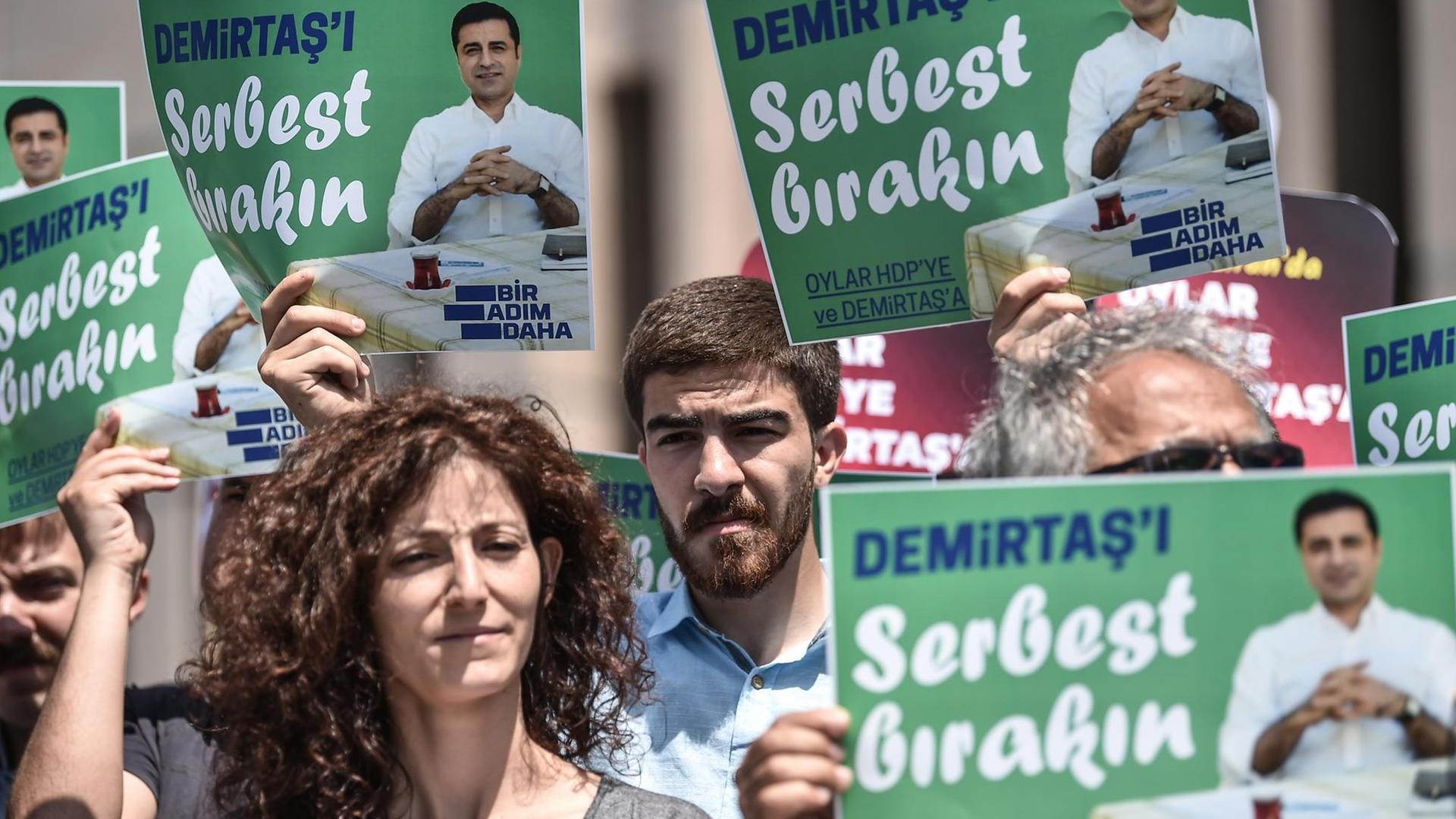 Untersützer der prokurdischen Partei HDP halten Plakate mit dem Gesicht des Politikers Selahatiin Demirtas in die Höhe.