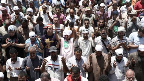 Unterstützer des gestürzten Präsidenten Mohammed Mursi in der Nähe der Rabia-Al-Adawiyya-Moschee in Kairo, Juli 2013.