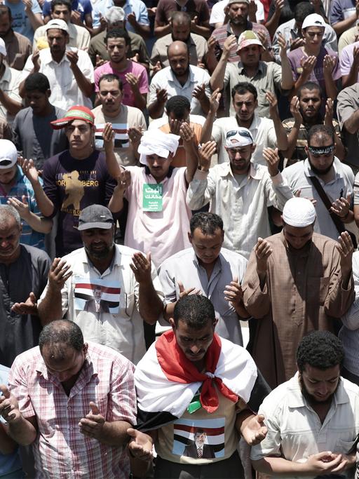 Unterstützer des gestürzten Präsidenten Mohammed Mursi in der Nähe der Rabia-Al-Adawiyya-Moschee in Kairo, Juli 2013.