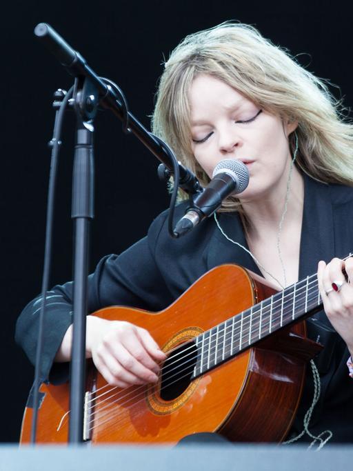Die Musikerin Jessica Pratt auf dem "Green Man Festival" im August 2017 in Wales.