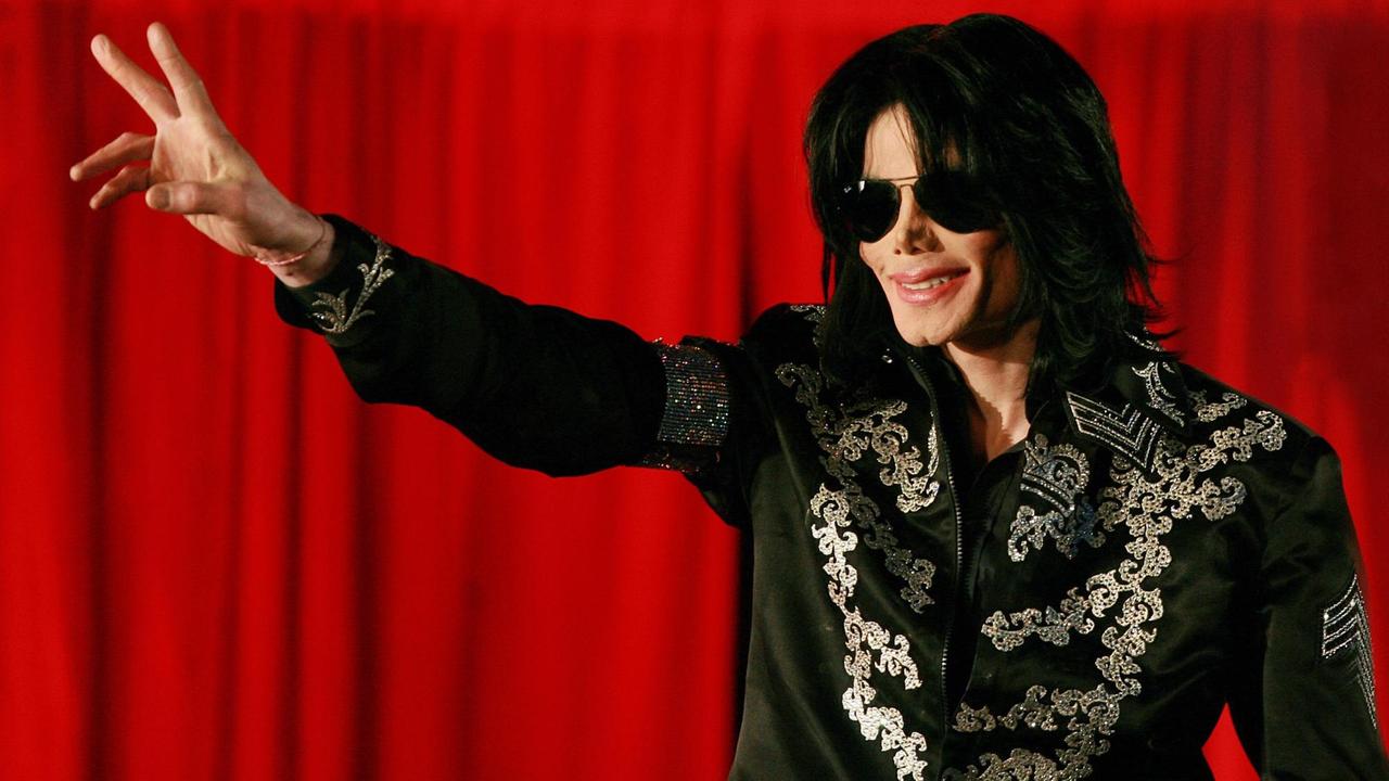 US-Popstar Michael Jackson grüßt auf einer Pressekonferenz in der Londoner O2-Arena im März 2009.