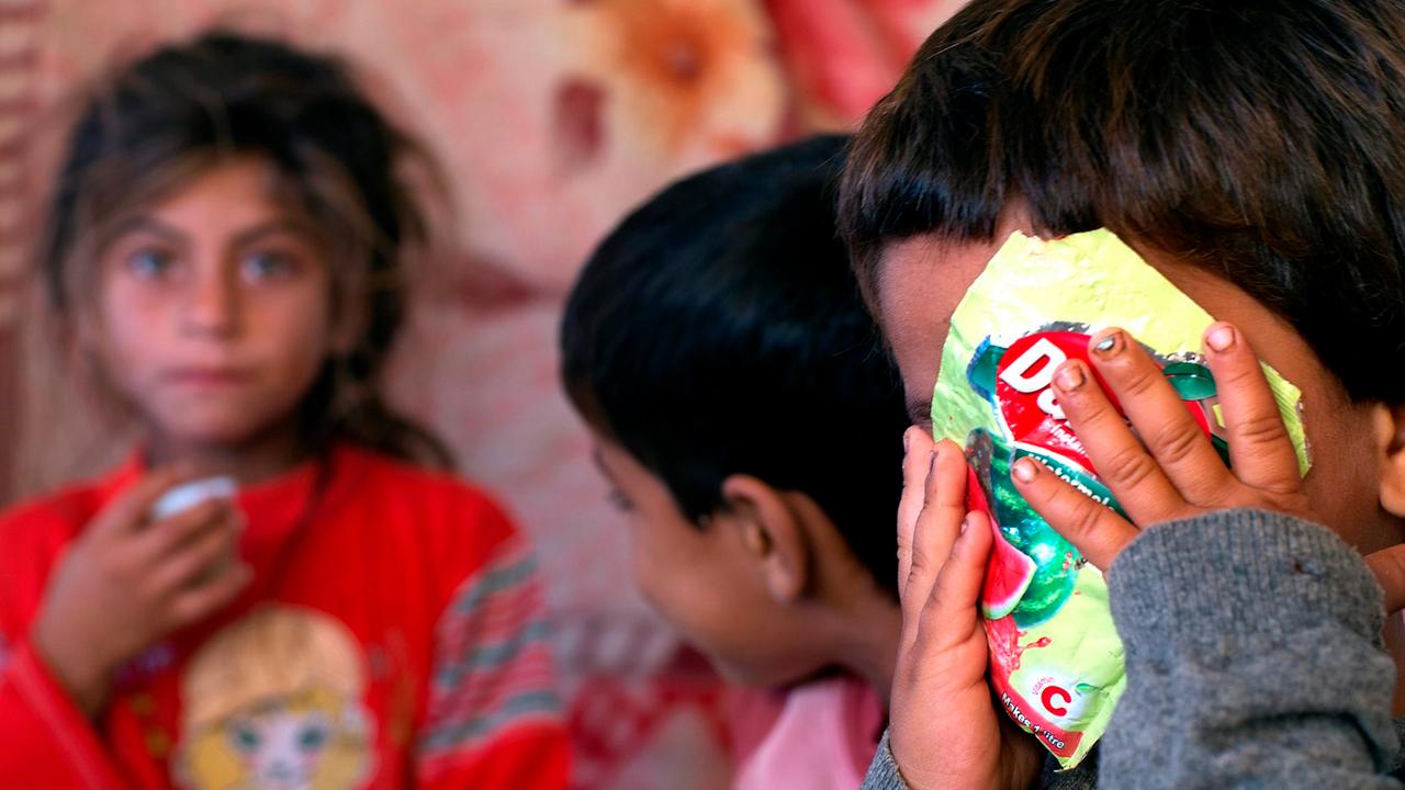Diese Familie fluechtet von Syrien in den Libanon, wobei in den ersten sechs Wochen die Kinder ganz auf sich allein gestellt waren. Der Vater starb im Krieg und die Mutter konnte ihre Eltern nicht allein lassen. Sie verkaufte die letzte Kuh und schickte d
