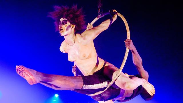 Die Performancekünstlerin Florentina Holzinger bei "The Greatest Show on Earth" in der Kulturfabrik Kampnagel in Hamburg