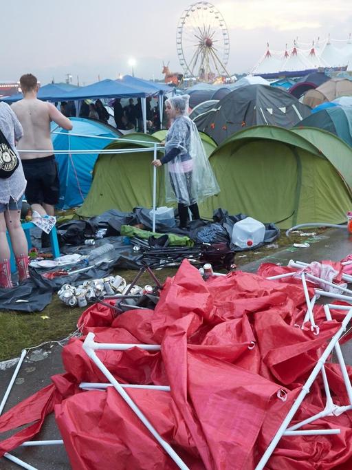 Bei einem Gewitter sind am 03.06.2016 beim Festival «Rock am Ring» zahlreiche Zelte zu Bruch gegangen. Foto: Thomas Frey/dpa (zu dpa «Erneut heftige Unwetter - Blitz schlägt bei «Rock am Ring» ein» vom 03.06.2016) |