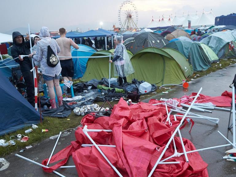 Bei einem Gewitter sind am 03.06.2016 beim Festival «Rock am Ring» zahlreiche Zelte zu Bruch gegangen. Foto: Thomas Frey/dpa (zu dpa «Erneut heftige Unwetter - Blitz schlägt bei «Rock am Ring» ein» vom 03.06.2016) |