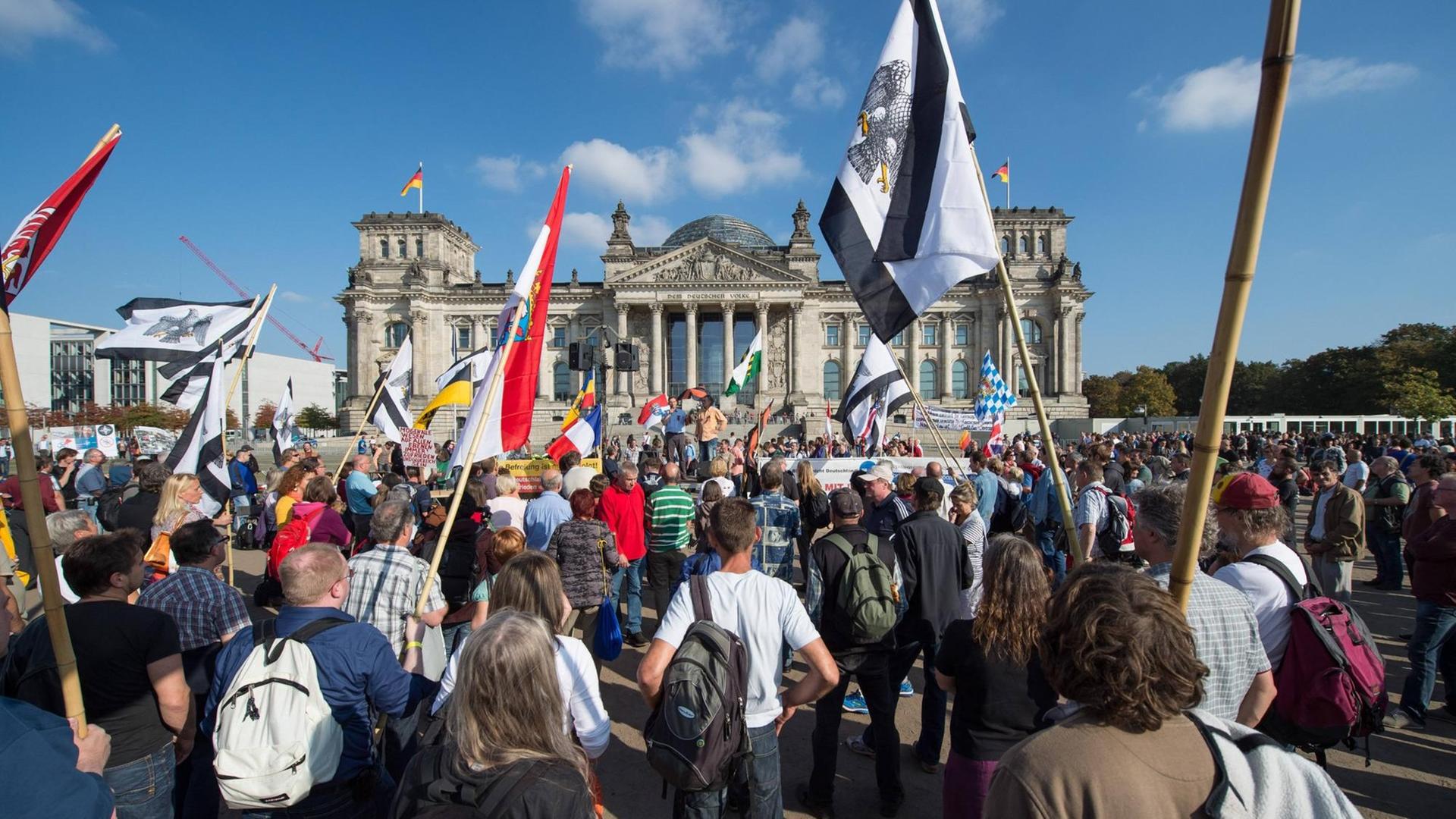 "Reichsbürger" demonstrieren am 3. Oktober 2014 vor dem Reichstag .