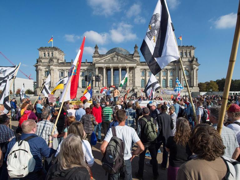 "Reichsbürger" demonstrieren am 3. Oktober 2014 vor dem Reichstag .