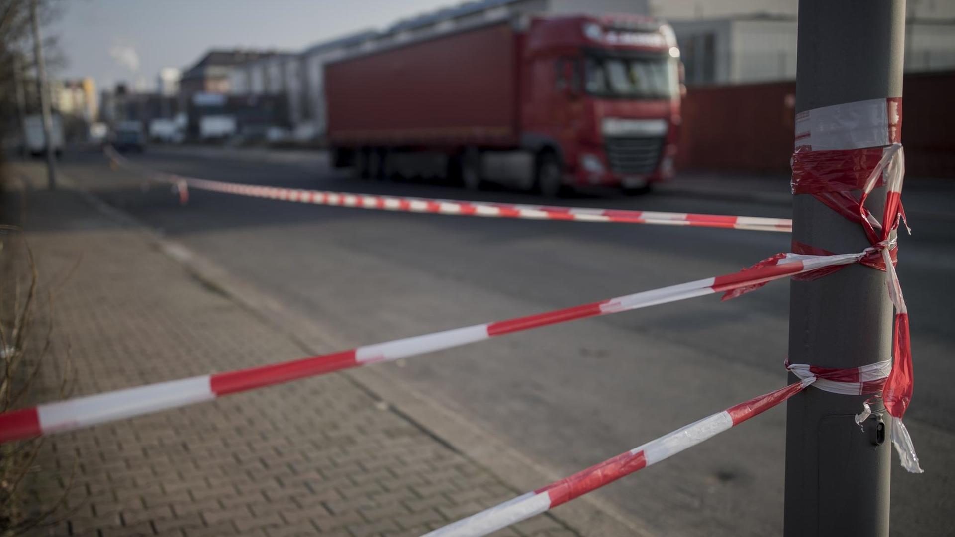 Mit Flatterband ist am 21.12.2016 am Friedrich-Krause-Ufer im Westhafen in Berlin der Ort abgesperrt, an dem der LKW vor seiner Fahrt auf den Breitscheidplatz zuletzt geparkt haben soll.