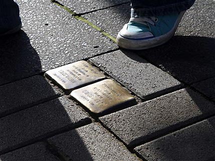 "Stolpersteine" des Künstlers Gunter Demnig liegen auf einem Bürgersteig in Köln.