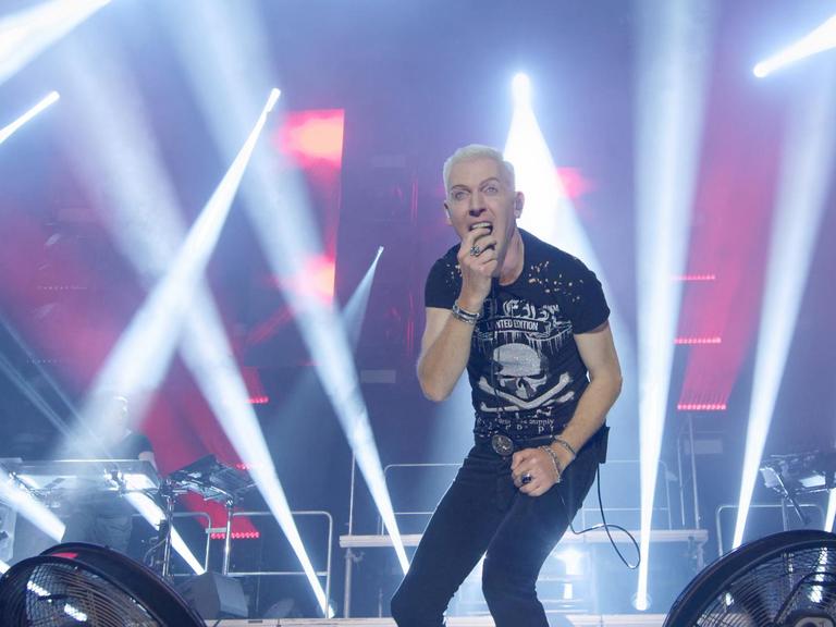 Sänger H.P. Baxxter von der Band "Scooter" steht am 1. Mai 2019 beim Konzert zum Auftakt des Musikfestival "c/o pop" im Palladium in Köln auf der Bühne.