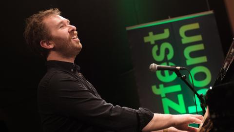 Ein Pianist spielt auf einem Flügel beim Jazzfest Bonn