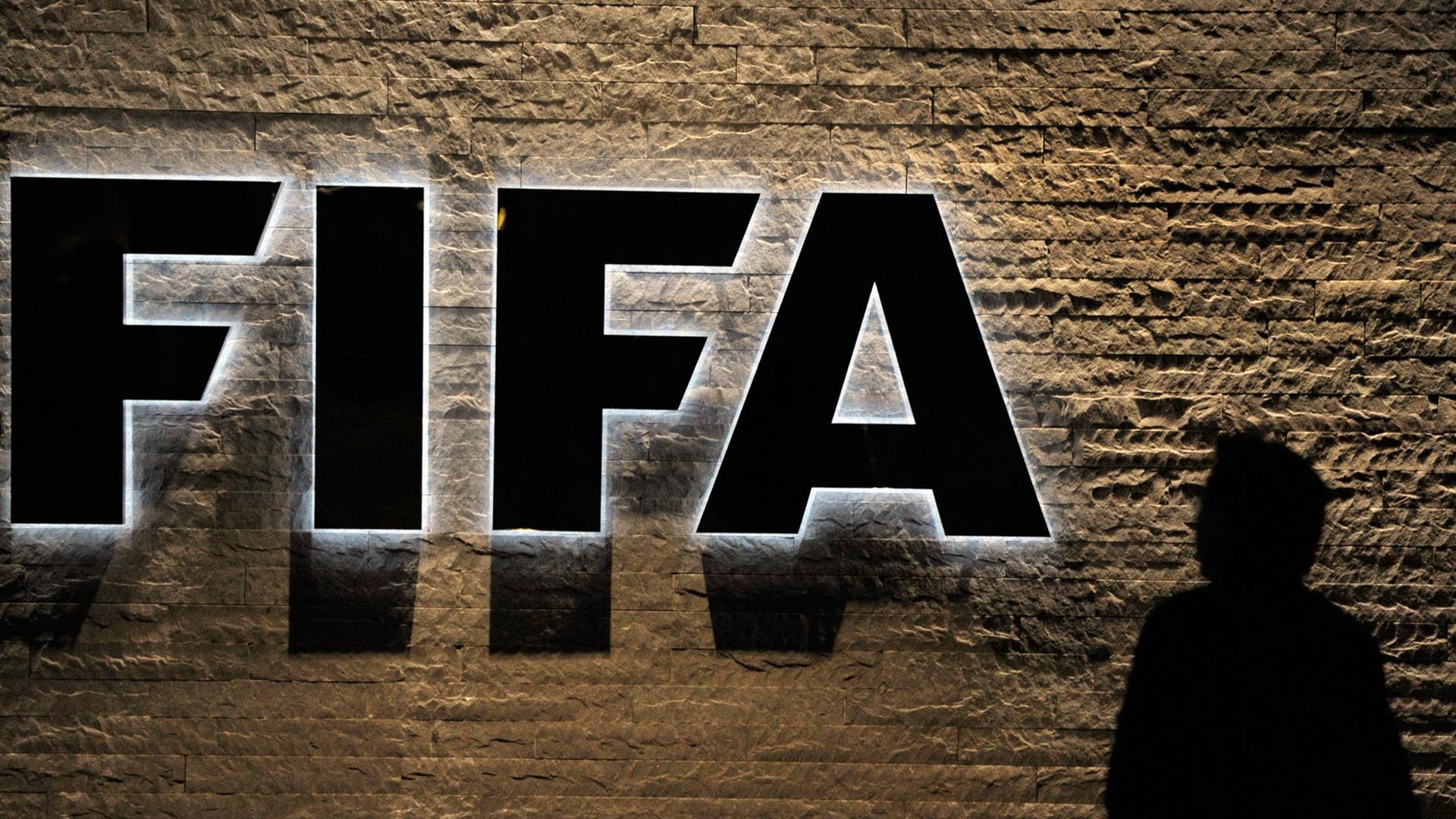 Das Fifa-Logo, daneben die Silhouette einer Person.