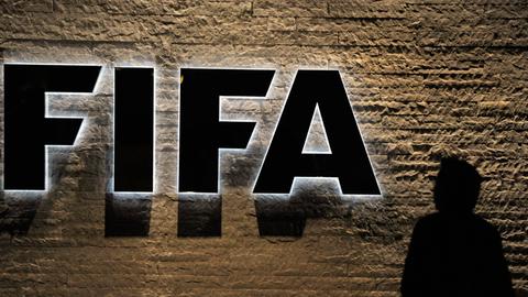 Das Fifa-Logo, daneben die Silhouette einer Person.