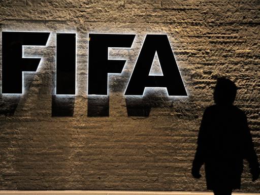 Das Fifa-Logo, daneben die Silhouette einer Person.