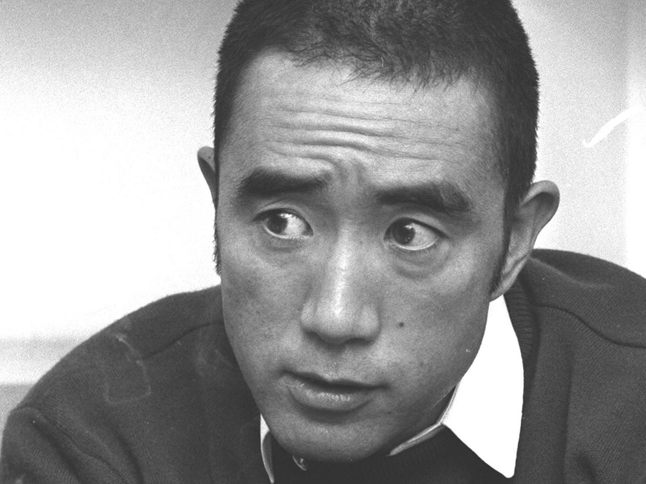Der japanische Schriftsteller Mishima Yukio (1925-1970) im Jahr 1968.
