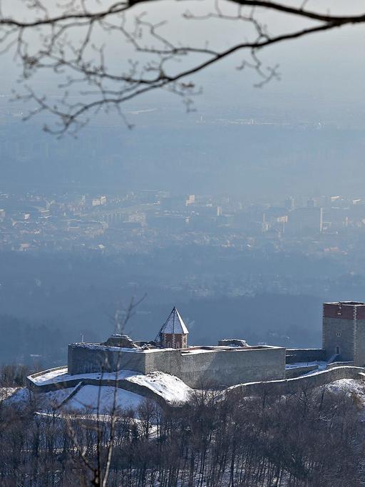 Blick auf die Burg Medvedgrad über der Stadt Zagreb in Kroatien.