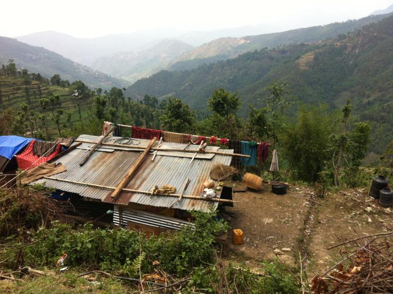 Nach dem schweren Erdbeben in Nepal hat Dorji Lama im Dorf Irkhu gemeinsam mit seinem Bruder diesen Verschlag gezimmert, in dem die Familien mit insgesamt sieben Kindern notdürftig unterkommen. Wirklichen Schutz vor dem Monsunregen bietet er aber nicht. 