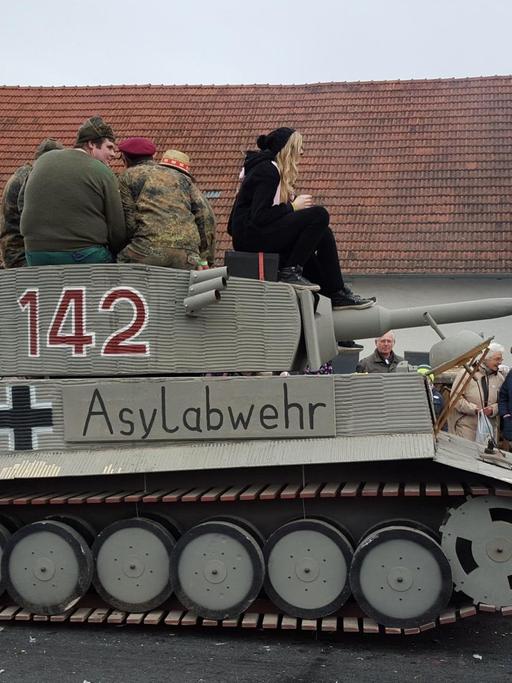 Ein Panzer mit der Aufschrift "Ilmtaler Asylabwehr" beim Faschingsumzug in Steinkirchen