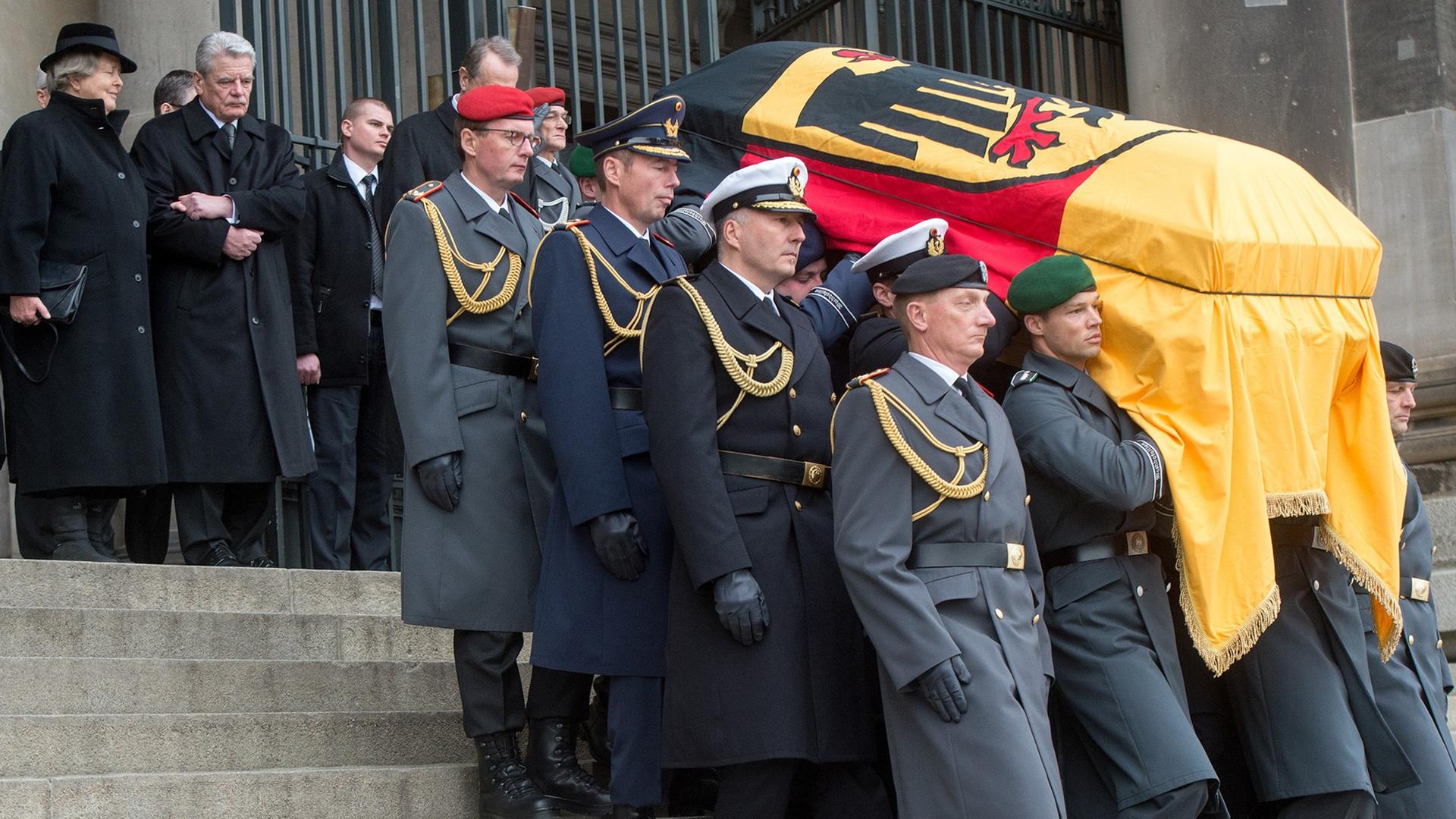 Soldaten tragen den Sarg von Richard von Weizsäcker. De Sarg ist mit einer deutschen Flagge bedeckt. Soldaten tragen den Sarg von Richard von Weizsäcker. De Sarg ist mit einer deutschen Flagge bedeckt.