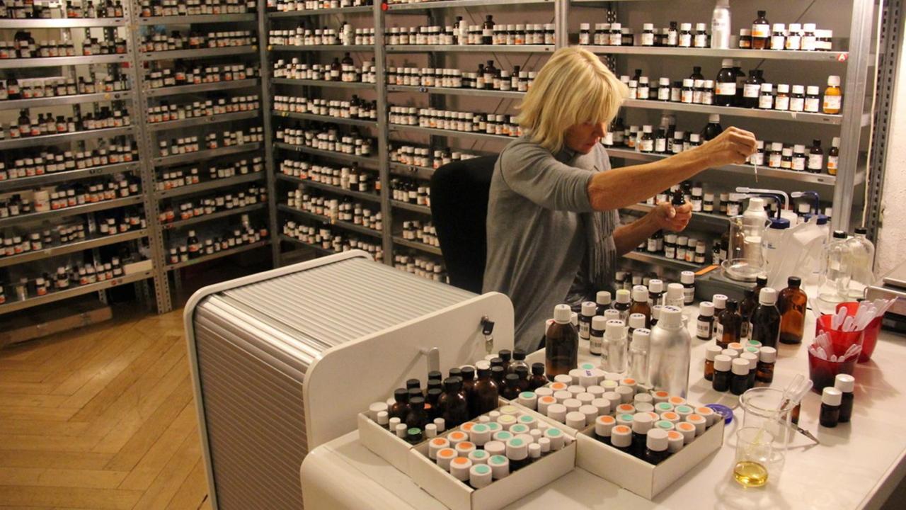 Das Foto zeigt die norwegischen Geruchsforscherin Sissel Tolaas in ihrem Labor in Berlin