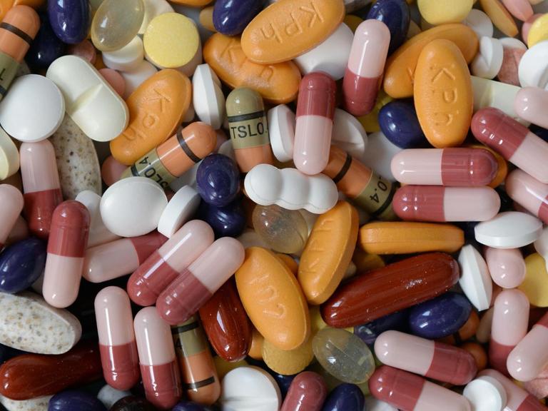 Ein Haufen bunter Tabletten und Pillen