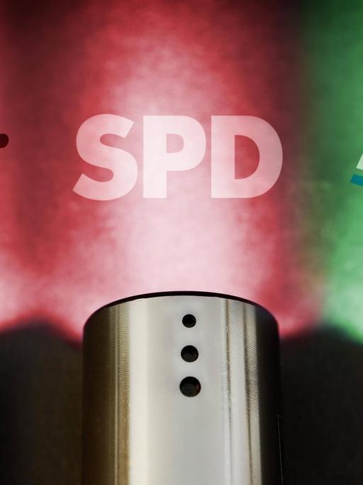 Sie sehen Taschenlampen mit rot-rot-grünen Lichtern, im Hintergrund die Schriftzüge "Die Linke", "SPD" und "Bündnis90 Die Grünen".