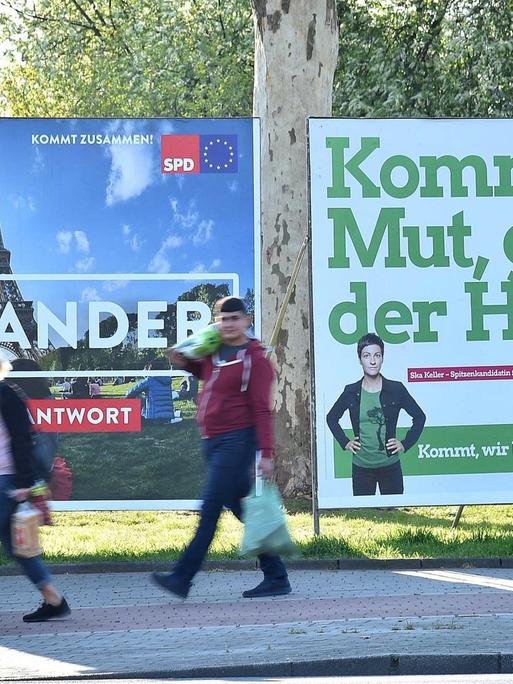 Ein Wahlplakat der Sozialdemokratische Partei Deutschlands ( SPD ) links und ein Wahlplakat des BÜNDNIS 90/DIE GRÜNEN ( GRÜNE ) rechts im Bild.