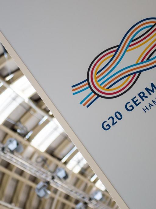 Das Logo des G20-Gipfels hängt am 22.06.2017 in Hamburg in den Messehallen. Zum zweitägigen G20-Gipfel in der Hansestadt am 7. und 8. Juli werden Staats- und Regierungschefs aus 20 Industrie- und Schwellenländern und Hunderte Journalisten aus zahlreichen Ländern weltweit erwartet.
