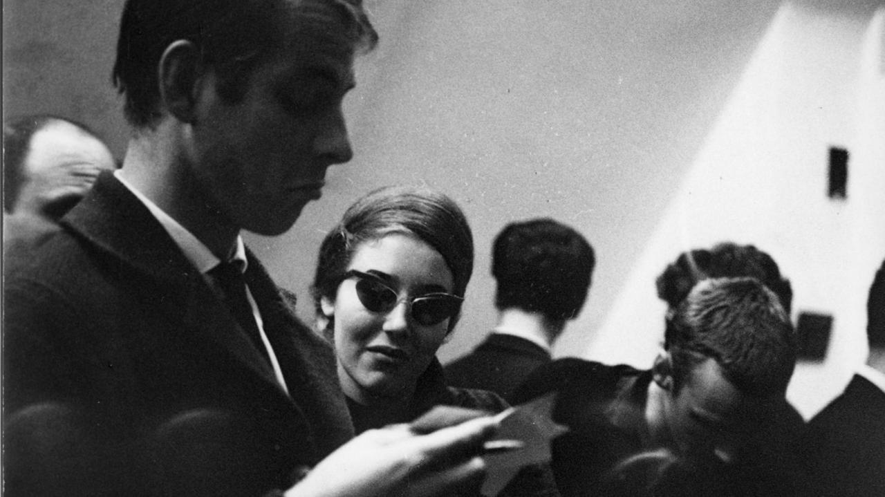 Der Komponist Karlheinz Stockhausen und die Musikjournalistin Monika Lichtenfeld im Juni 1960 beim Contre-Festival in Köln.