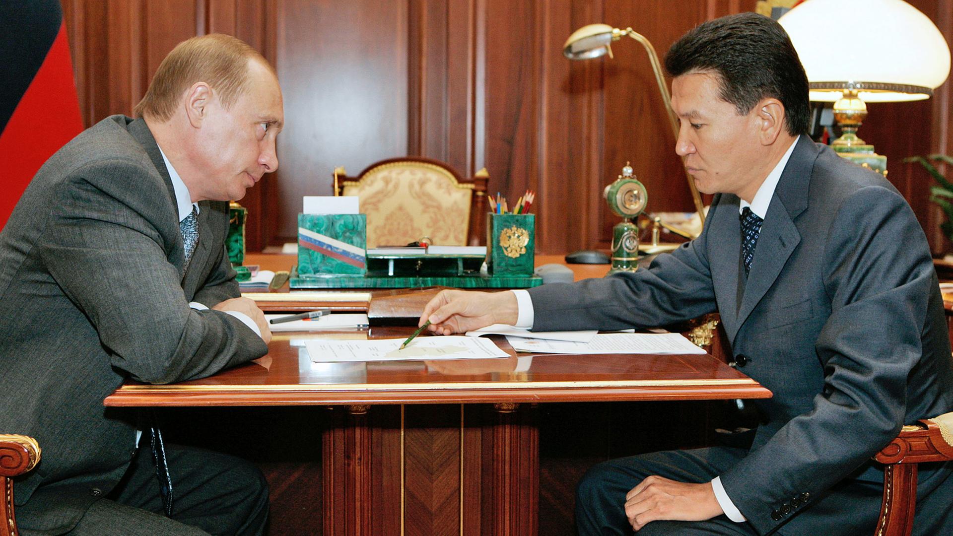 FIDE-Präsident Kirsan Iljumschinow und Wladimir Putin im Jahr 2006.