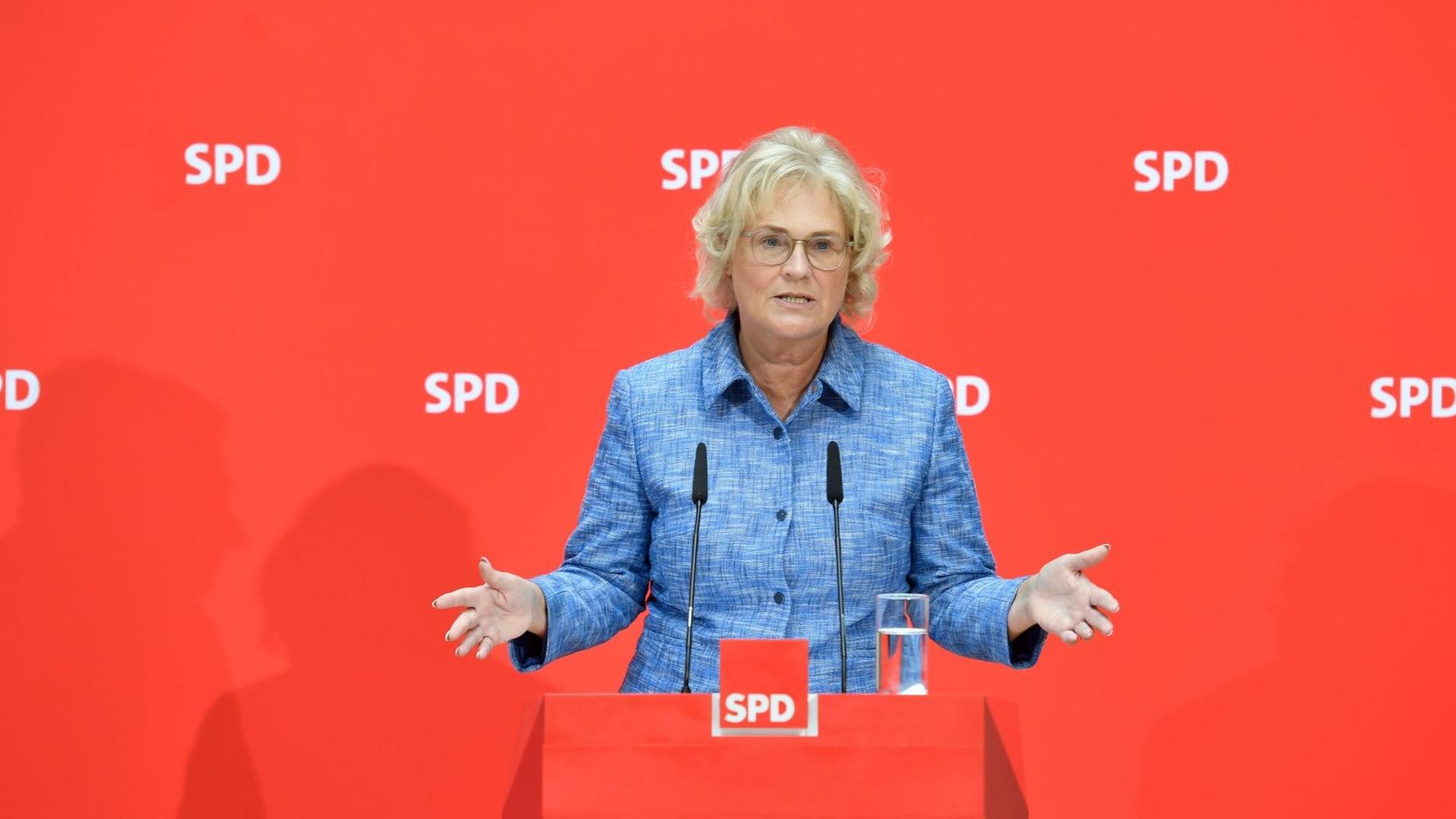 Die SPD-Politikerin Christine Lambrecht bei einer Pressekonfeenz.
