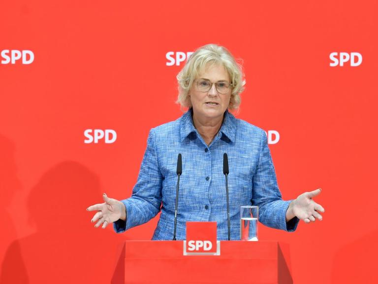 Die SPD-Politikerin Christine Lambrecht bei einer Pressekonfeenz.