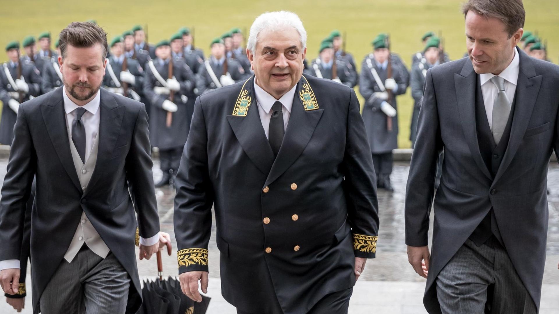 Der neue Botschafter von Russland, Sergej Netschajew kommt in Begleitung von Protokollbeamten zu seiner Akkreditierung ins Schloss Bellevue