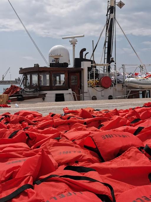 Rettungsschiff "Eleonore" der deutschen Hilfsorganisation Mission Lifeline im Hafen in Sizilien