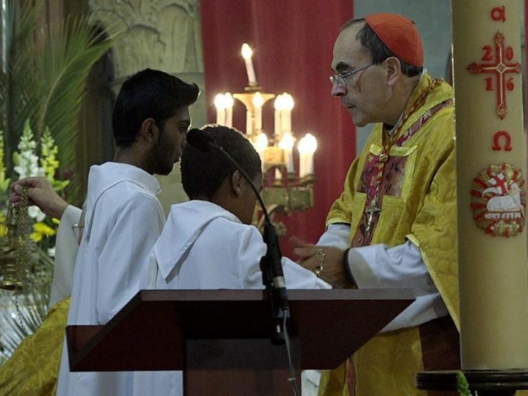 ©PHOTOPQR/LE PARISIEN ; Cardinal Barbarin dans la basilique d'Argenteuil dimanche 27 mars 2016 pour la messe célébrant Pâques (Capture de ma vidéo) ©A LADET - ARGENTEUIL 27/03/2016 Easter mass at Argenteuil Basilica celebrated by CardinalBarbarin. -Barbarin, quoting PopeFrancis, said on March 23 he was obliged to assume all the evil committed by some priests and personally apologise for the damage they have caused by sexually abusing children.