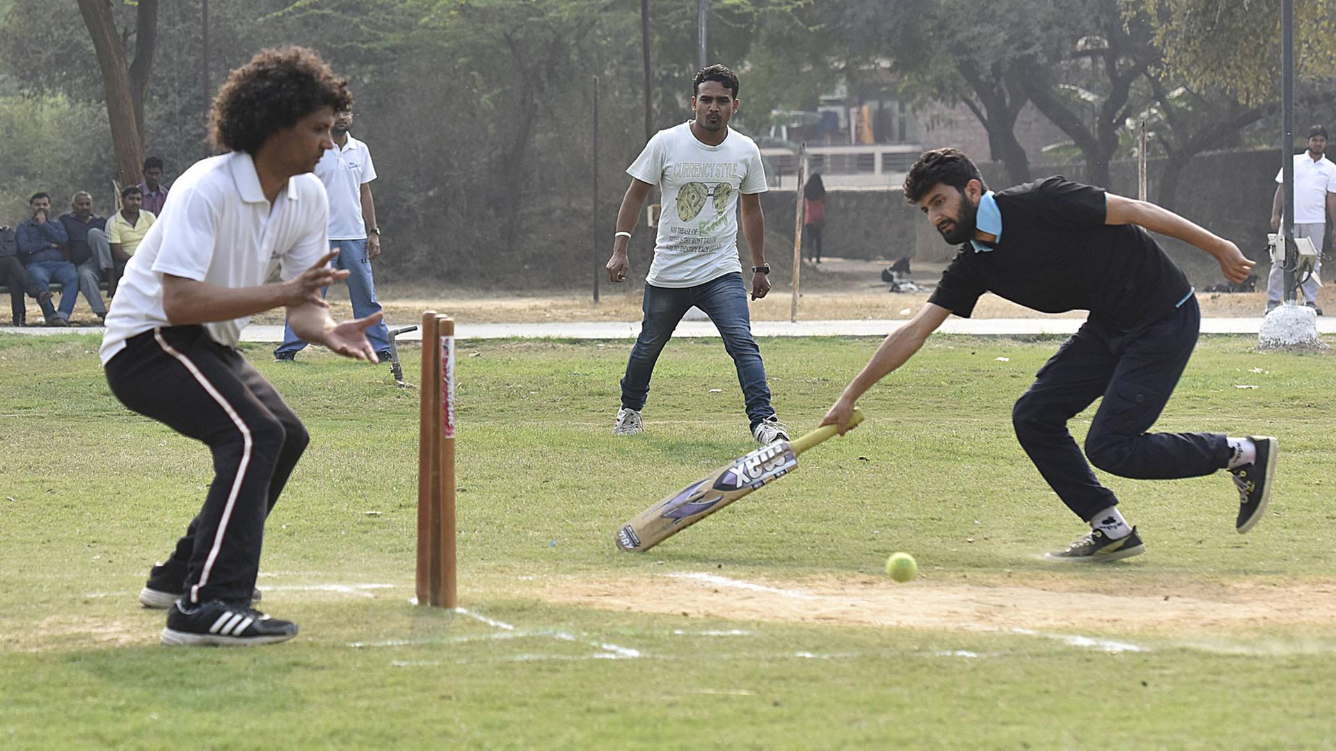Studenten spielen Cricket in Neu Delhi