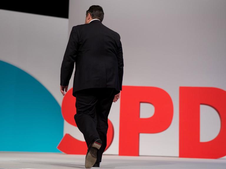 Der Parteivorsitzende und Bundeswirtschaftsminister Sigmar Gabriel (SPD) geht am 11.12.2015 beim Bundesparteitag der Sozialdemokratischen Partei Deutschlands (SPD) in Berlin über das Podium