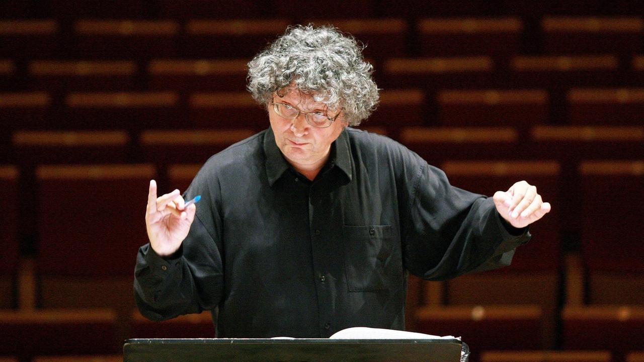 Der Dirigent René Jacobs bei einer Probe mit dem Freiburger Barockorchester, 2008 in der Salle Pleyel, Paris
