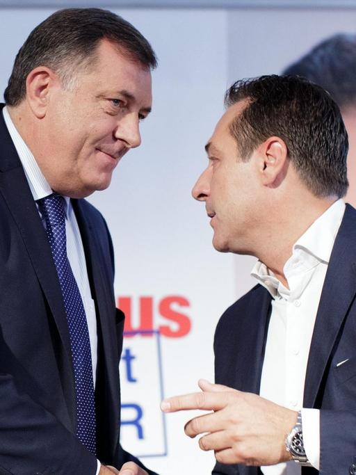 Der Präsident der Republika Srpska, Milorad Dodik und der Vorsitzende der FPÖ, Heinz-Christian Strache, schütteln sich bei einer Pressekonferenz die Hände.