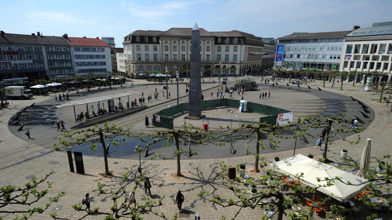 Das fertiggestellte documenta-Kunstwerk, ein etwa 16 Meter hoher Obelisk, von US-Künstler Olu Oguibe ist am 23.05.2017 auf dem Königsplatz in Kassel (Hessen) zu sehen. 