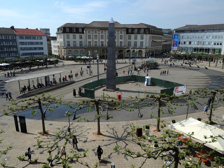 Das fertiggestellte documenta-Kunstwerk, ein etwa 16 Meter hoher Obelisk, von US-Künstler Olu Oguibe ist am 23.05.2017 auf dem Königsplatz in Kassel (Hessen) zu sehen. Die documenta 14 in Kassel geht vom 10.06.2017 bis zum 17.09.2017.