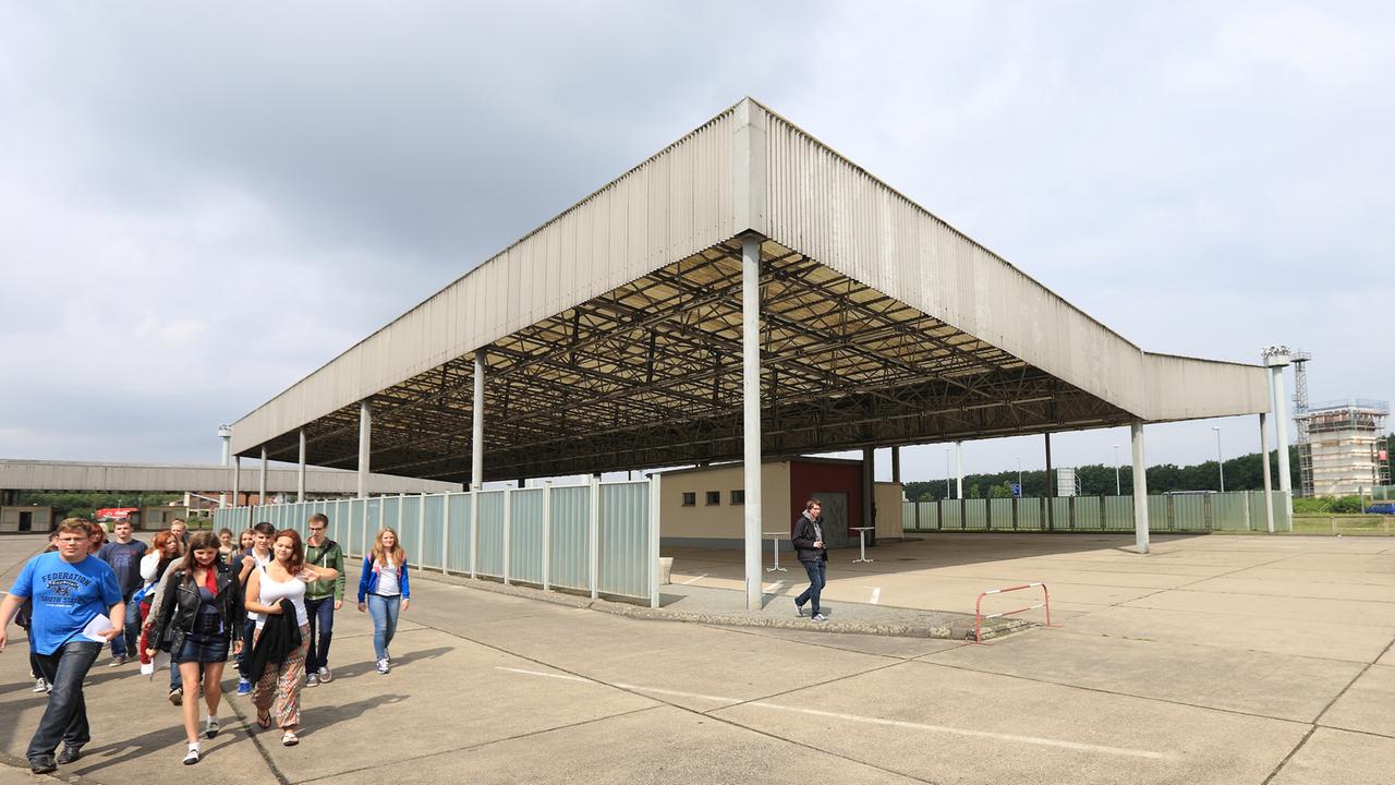 Schülerinnen und Schüler aus Sachsen-Anhalt und Niedersachsen nehmen in der Gedenkstätte "Deutsche Teilung" in Marienborn an einem Projekttag teil.