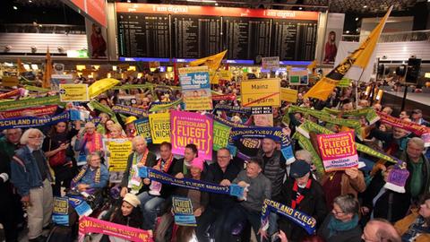 Demonstranten am Frankfurter Flughafen